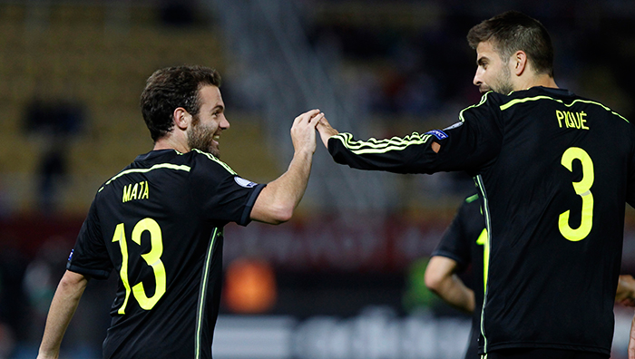 Gerard Piqué feliciteert Juan Mata met zijn doelpunt tegen Macedonië.