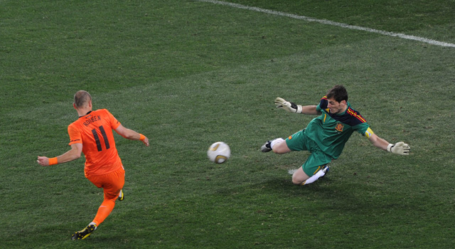 Dé kans van Arjen Robben op de 1-0 tegen Spanje, gedurende de WK-finale in 2010. In 2013 revancheerde de Bedummer zich in de finale van de Champions League. Namens Bayern München tekende hij op aangeven van Franck Ribéry in de slotminuten voor de beslissende 2-1 voorsprong.