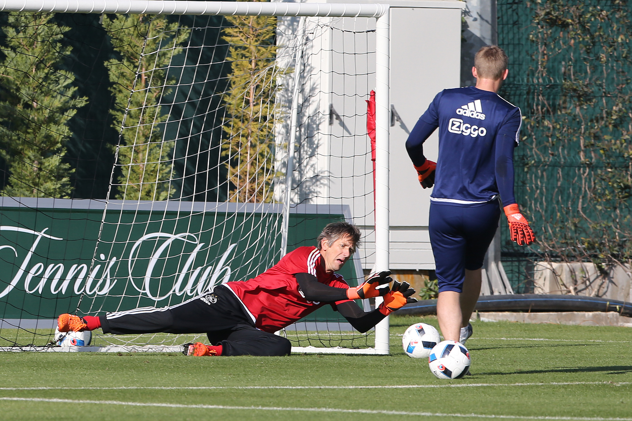 Er betrad nog een andere oude bekende het trainingsveld van Ajax: Edwin van der Sar. De huidige voorzitter van het technische hart en de toekomstig algemeen directeur van de Amsterdammers werd aan het werk gezet door eerste doelman Jasper Cillessen.