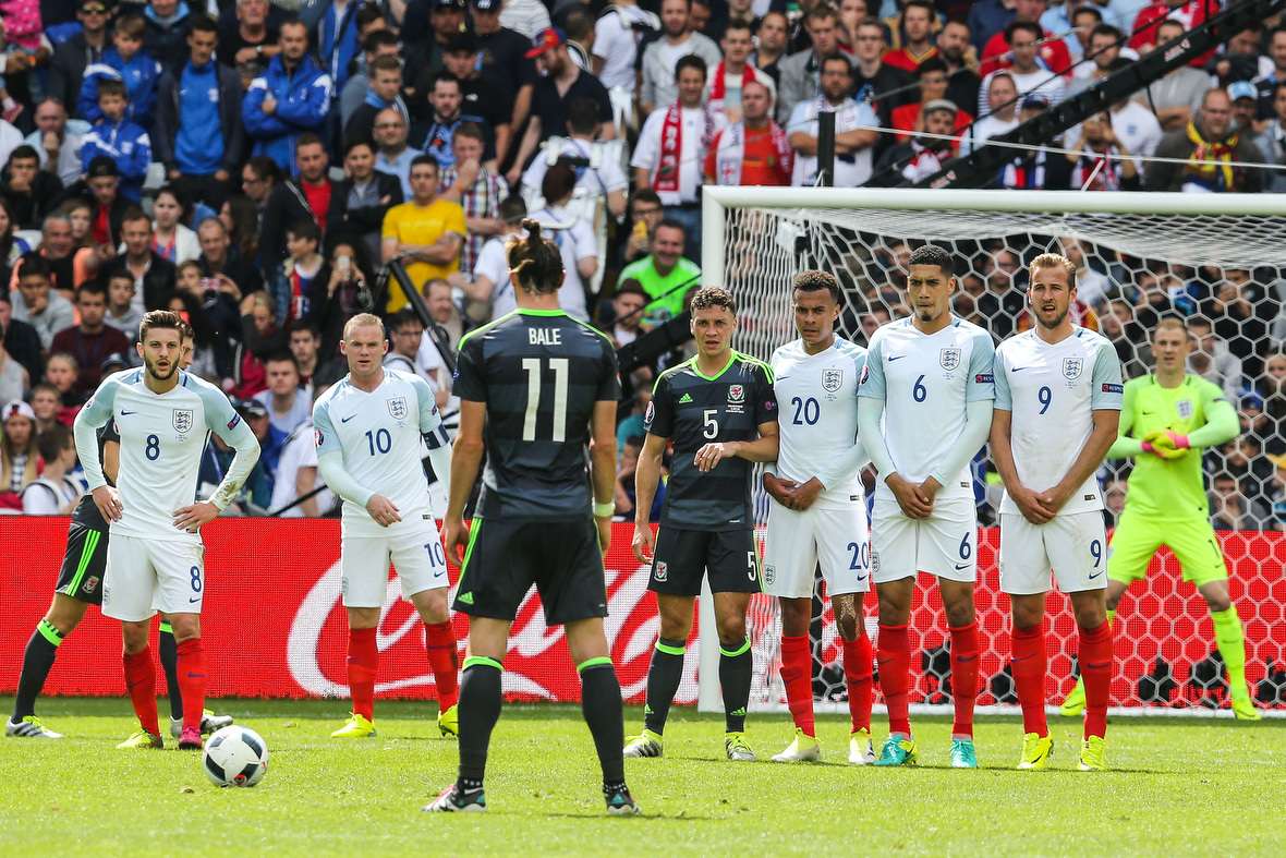 De concentratie bij Gareth Bale zal zich vertalen in een doelpunt. Wales juicht.