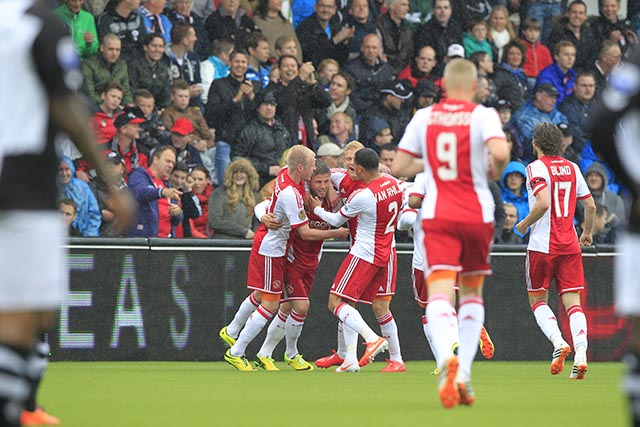 Ajax viert de openingstreffer van Lasse Schöne. Inmiddels staat het alweer 1-1 in Almelo.