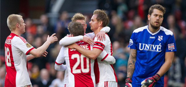 Dankzij twee rake strafschoppen van Lasse Schöne zat Ajax al vroeg in een zetel tegen SC Heerenveen. Doelman Kristoffer Nordfeldt baalt overduidelijk. Bij de tweede penalty van de Deen bracht de Zweedse doelman nog bijna redding.
