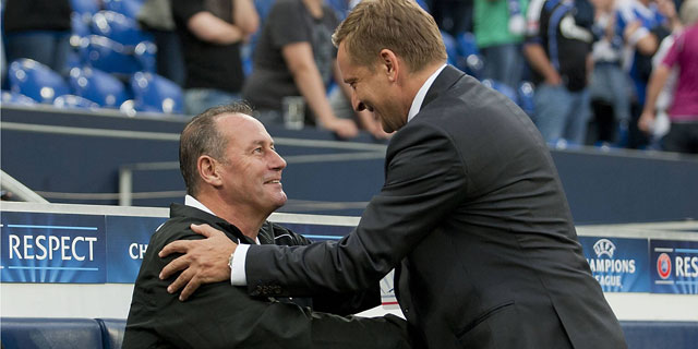 Voor Huub Stevens stond de uitwedstrijd tegen Schalke 04 in het teken van het weerzien met oude bekenden. Hier schudt hij technisch directeur Horst Heldt de hand.