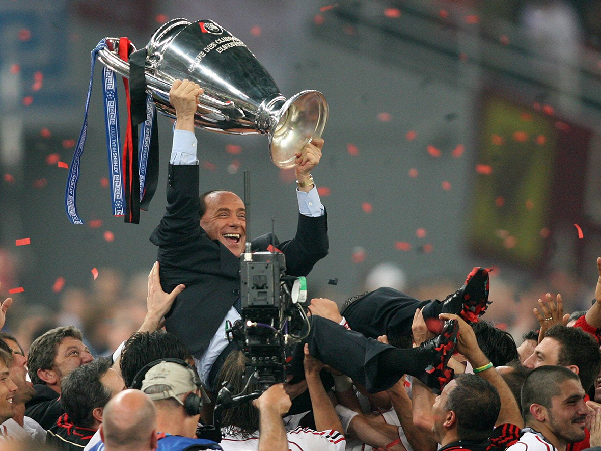 Silvio Berlusconi laat zich fêteren na de Champions League-zege van 2007.