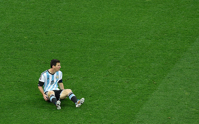 Lionel Messi zit vol vertwijfeling op de grond. In de eerste helft schitterde hij bij vlagen, maar na rust en in de verlenging was hij onzichtbaar.