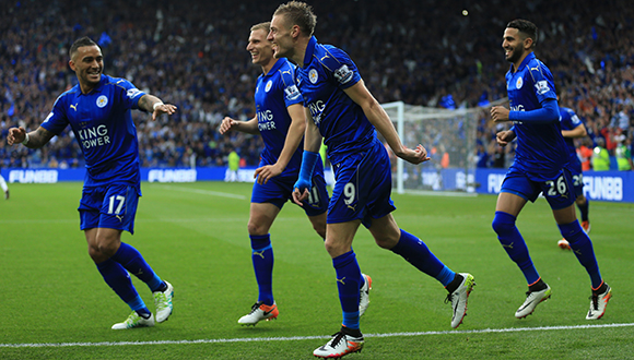 Jamie Vardy, teruggekeerd in de ploeg na een schorsing van twee duels, viert de 1-0 van Leicester City.