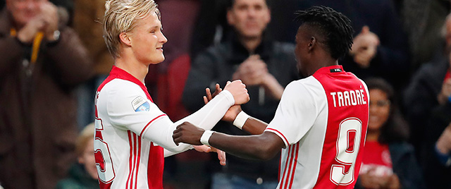 Met zijn drie goal werd Kasper Dolberg de jongste maker van een hattrick bij Ajax sinds Rafael van der Vaart in december 2001. De Deen, negentien jaar en 45 dagen oud, was in elf thuisduels van Ajax dit seizoen goed voor tien treffers en twee assists. 