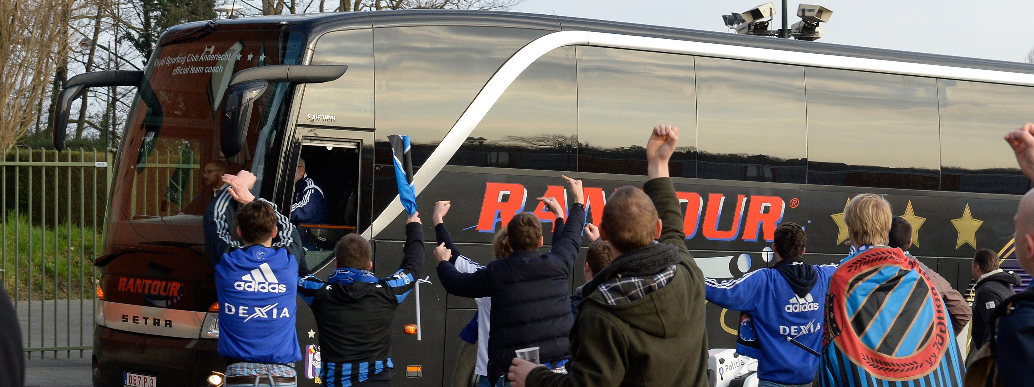 Fans van Club Brugge ontvangen de spelersbus van Anderlecht niet bepaald vriendelijk.
