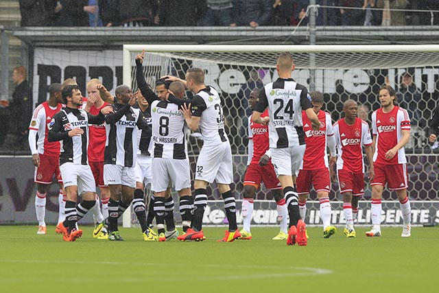 Heracles-spelers vieren de 1-1 van Simon Cziommer.