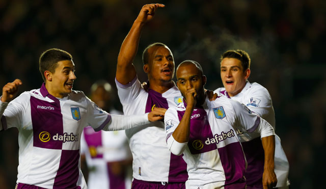 Aston Villa viert de 3-2 van Fabian Delph.