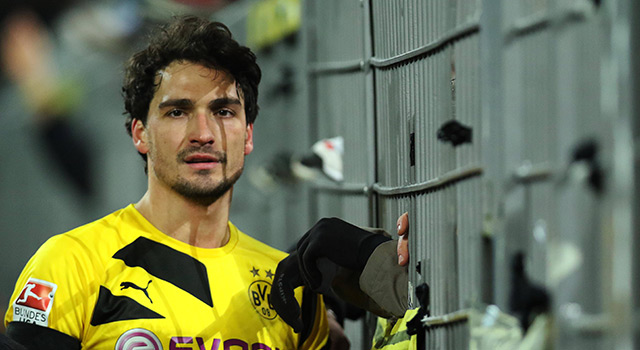 Mats Hummels moest de ongeruste Dortmund-fans tot bedaren brengen.