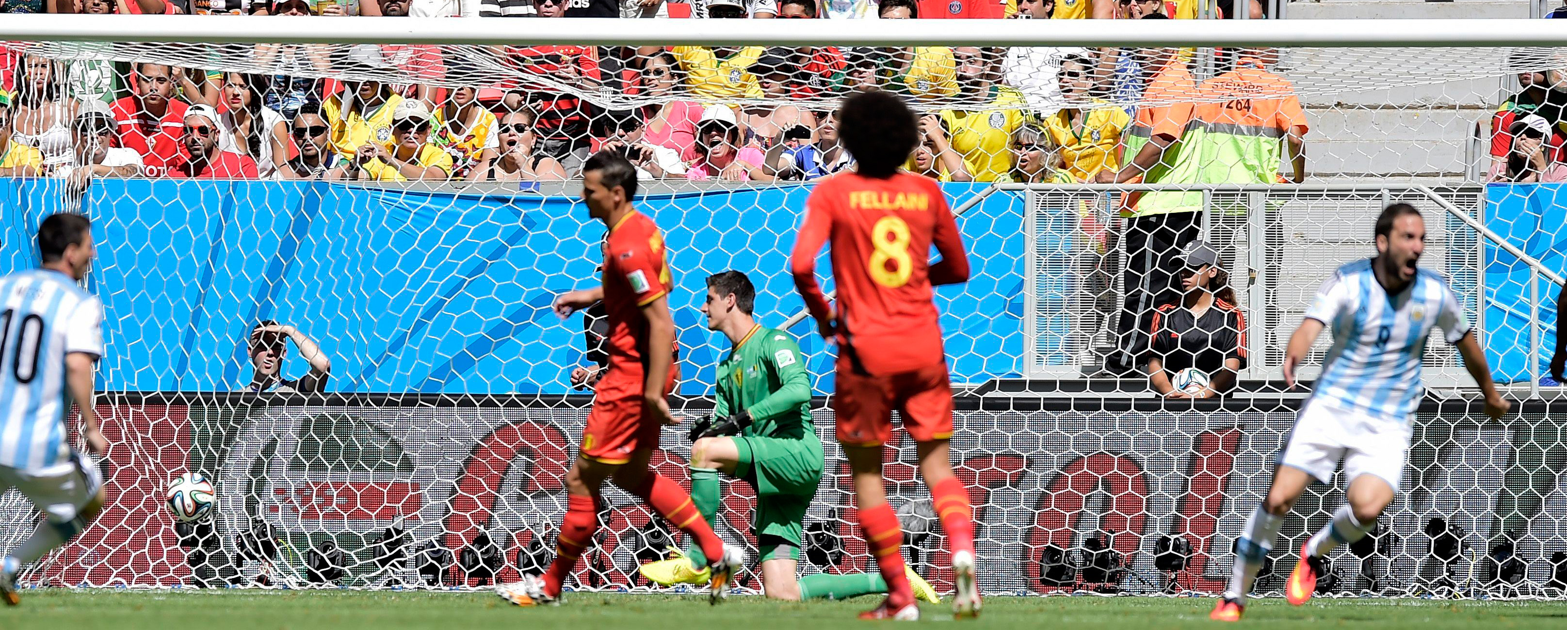 De Belgische doelman Thibaut Courtois (midden) baalt na de 1-0 van Gonzalo Higuaïn (rechts).