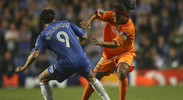 Khalid Boulahrouz als verdediger van Chelsea in actie met rugnummer 9.
