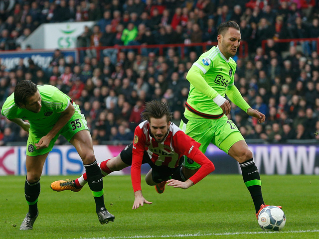 Davy Pröpper is dit seizoen een van de uitblinkers op het middenveld van PSV. Maar hij heeft het zwaar tegen Ajax, dat geen doordeweekse wedstrijd in de benen heeft.