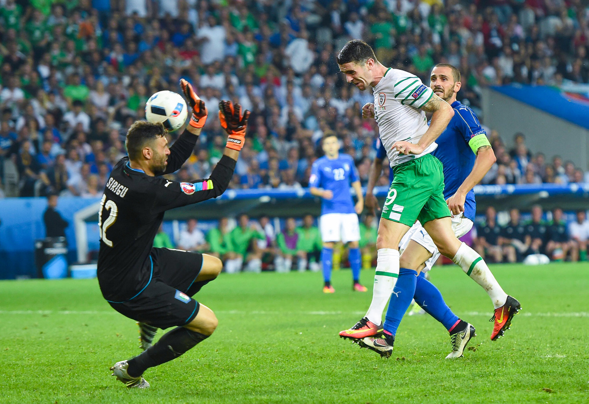 Oudgediende Robbie Keane telt nog steeds mee bij Ierland. Als invaller neemt hij hier de Italiaanse doelman Salvatore Sirigu onder vuur.