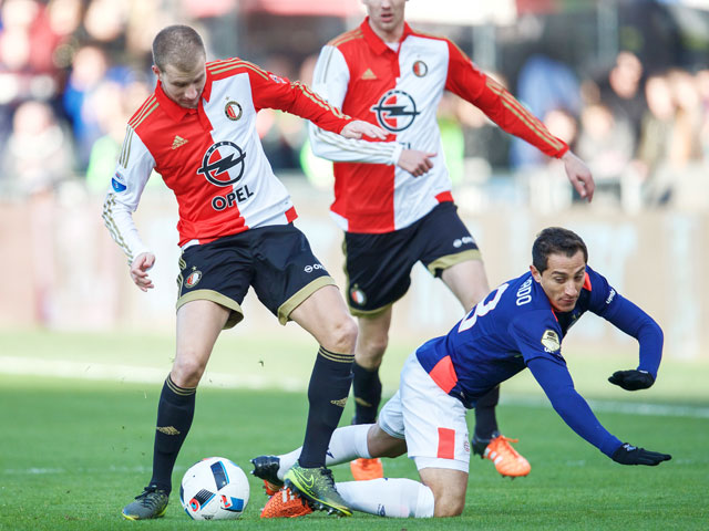 Bij Feyenoord keert Simon Gustafson terug in de basis. De Zweed maakt zijn rentree na een schorsing en vervangt zijn geschorste ploegmakker Karim El Ahmadi.