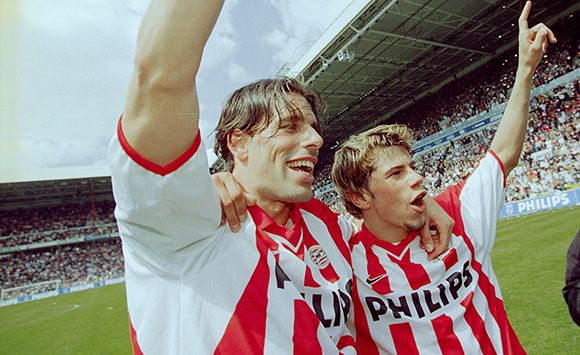 Twee van de illustere voorgangers van Depay: Ruud van Nistelrooy en Mateja Kezman na de titel van 2001.