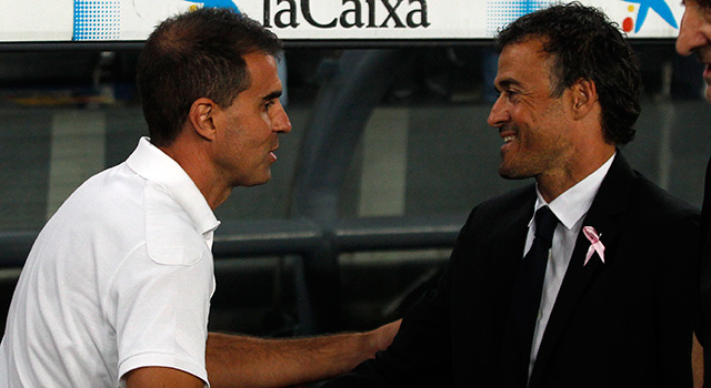 Eibar-trainer Gaizka Garitano (links) kreeg deze week bijval van Barcelona. Hier schudt hij Barça-coach Luis Enrique de hand.