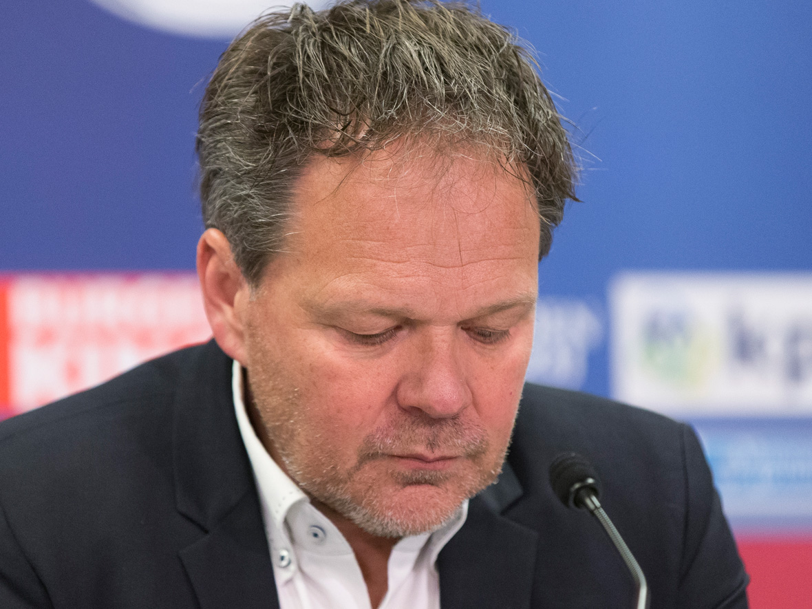Voormalig Cambuur-coach Henk de Jong draagt een net pak tijdens de persconferentie.