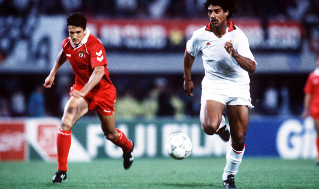 Frank Rijkaard is op weg naar het doel van Benfica, dat AC Milan in 1990 niet van titelprolongatie kon afhouden. Daardoor waren de Rossoneri na Real Madrid (vijf keer op rij in 1955-60), Benfica (twee, 1961-62), Internazionale (twee, 1964-65), Ajax (drie, 1971-73), Bayern München (drie, 1974-76), Liverpool (twee, 1977-78) en Nottingham Forest (twee, 1979-80) de achtste club die de Europa Cup I minimaal één keer prolongeerde.