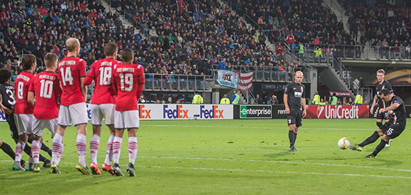 Piotr Trochowski schiet uit een omstreden vrije schop de winnende treffer van FC Augsburg binnen op bezoek bij AZ.