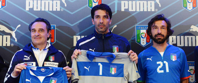Bondscoach Cesare Prandelli links op de foto met zijn routiniers Gianluigi Buffon en Andrea Pirlo.