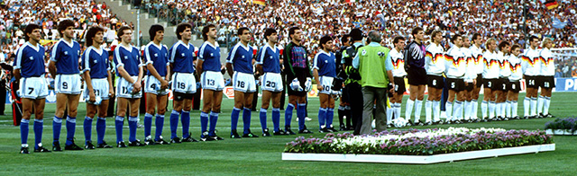 Argentinië en Duitsland vóór de WK-finale van 1990.