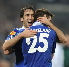 Raúl en Huntelaar juichen namens Schalke. 