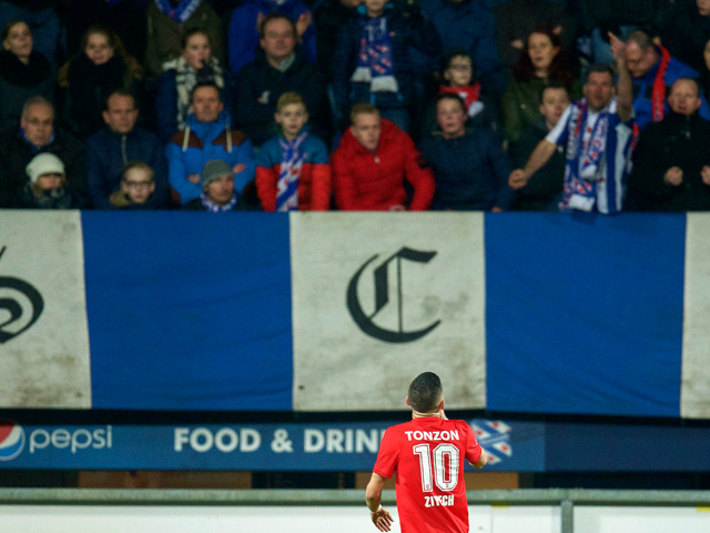 Hakim Ziyech schoot FC Twente met een assist en een doelpunt naar de overwinning bij zijn oude club SC Heerenveen. De middenvelder werd tijdens de wedstrijd uitgefloten en haalde nadrukkelijk zijn gram bij de Friese supporters na zijn doelpunt (1-3).