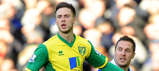 Ricky van Wolfswinkel in duel met Phil Jagielka