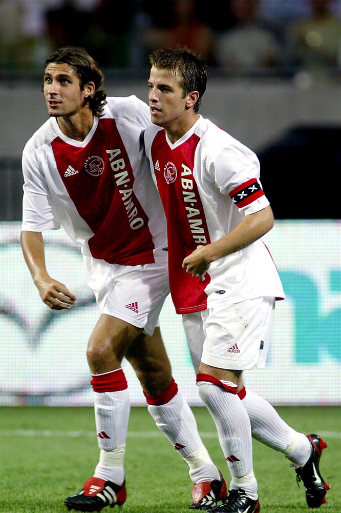 Julien Escudé, hier met aanvoerder Rafael van der Vaart in het seizoen 2003/04, speelde tussen 2003 en 2005 in totaal 81 officiële duels voor Ajax. 