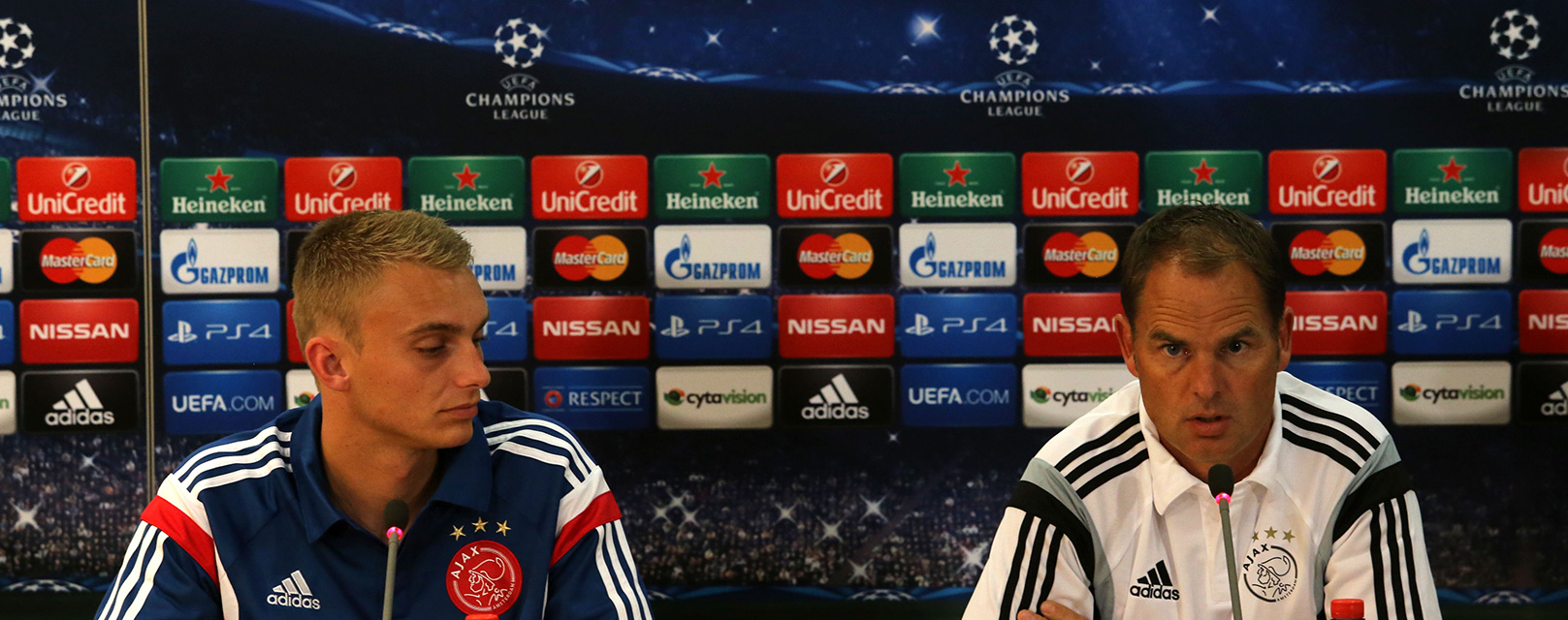 Naast Ajax-trainer Frank de Boer (rechts) schoof ook keeper Jasper Cilllessen aan voor de persconferentie.