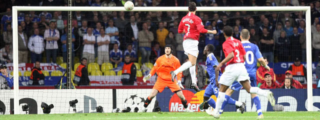 Hoog boven de grond zet Cristiano Ronaldo Manchester United op voorsprong tegen Chelsea in de Champions League-finale van 2008. Petr Cech, Michael Essien en Joe Cole hebben het nakijken.
