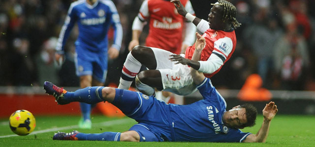 Frank Lampard van Chelsea vloert Arsenal-verdediger Bakary Sagna.