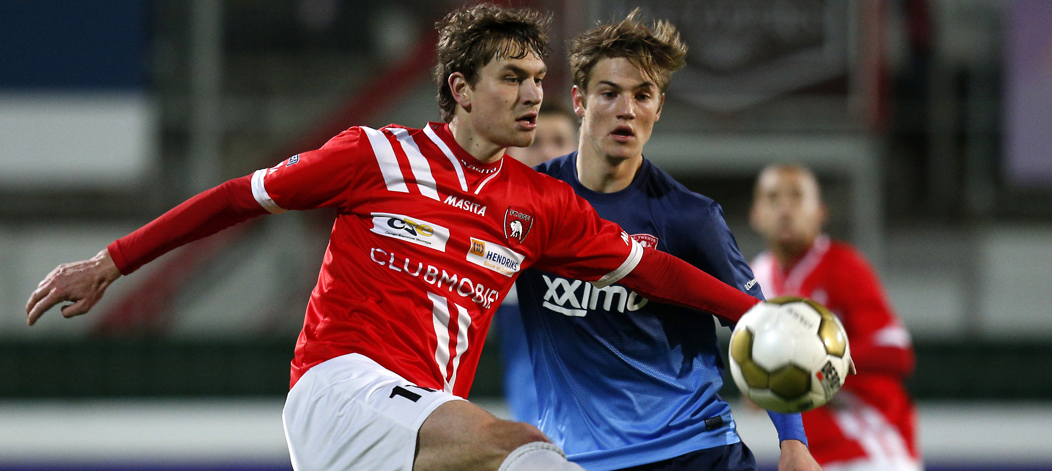 Guyon Philips (links) voor FC Oss in duel met Joachim Andersen van Jong FC Twente.