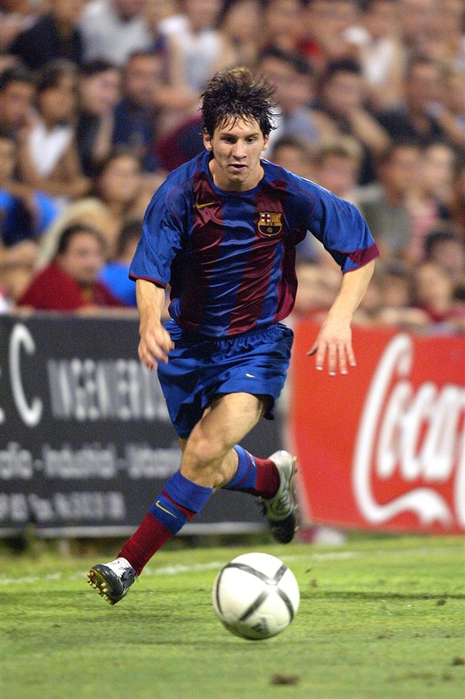 Een zeventienjarige Messi op kenmerkende wijze in beeld gebracht; met de bal aan de voet. 