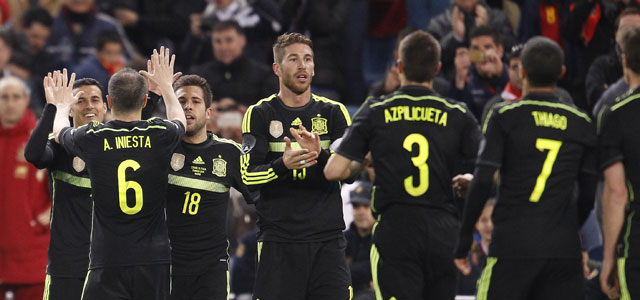 Pedro (uiterst links) viert zijn doelpunt met Andrés Iniesta, zijn ploeggenoot bij Barcelona.