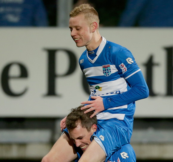 Rick Dekker ging na het uitduel met ADO Den Haag (0-2) op de schouders bij ploeggenoot Wout Brama.