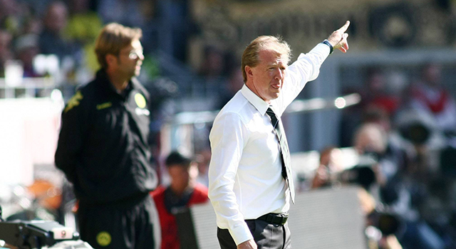 Steve McClaren verloor het seizoen 2010/11 beide ontmoetingen met Jürgen Klopp, die op de achtergrond goedkeurend toekijkt hoe Borussia Dortmund de thuiswedstrijd in september 2010 met 2-0 zou winnen.