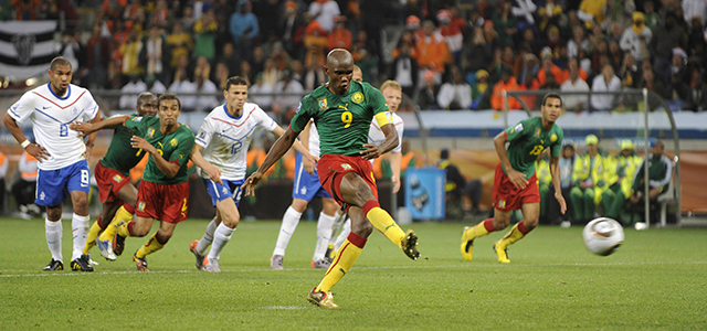Samuel Eto&#039;o scoort op het WK 2010 uit een strafschop in het groepsduel met de latere finalist Nederland, dat met 2-1 zou winnen.
