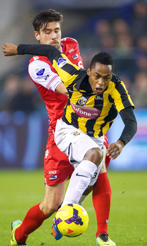 Vitesse stond tegen AZ voor het eerst dit seizoen droog. Renato Ibarra, hier in duel met Stijn Wuytens, was nog het dichtst bij een treffer.
