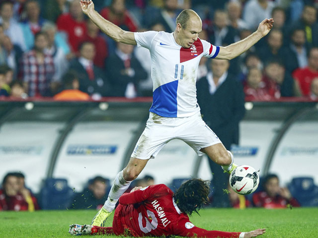 Arjen Robben is bij vlagen ongrijpbaar. Daardoor grijpen de Turken regelmatig naar drastischer maatregelen, maar afstoppen doen ze de aanvaller van Bayern München niet.