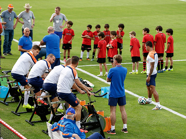 De training begon voor Joël Veltman, Wesley Sneijder, Arjen Robben en Klaas-Jan Huntelaar op de hometrainer. Andries Jonker kijk toe, net als Memphis Depay (met bal).