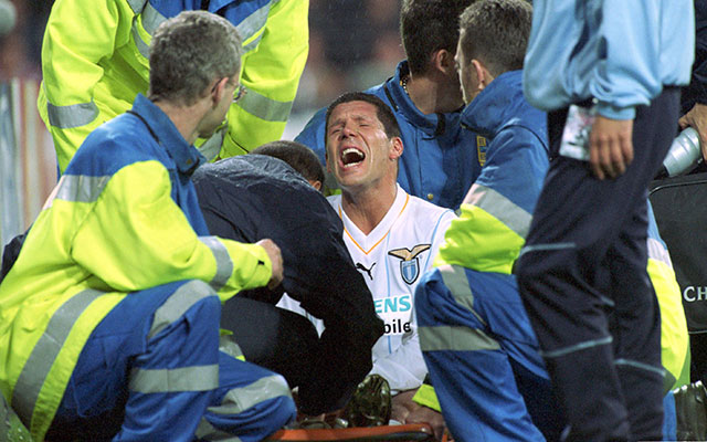 Diego Simeone vergaat van de pijn als hij in het seizoen 2001/02 een zware knieblessure oploopt in het Philips Stadion.
