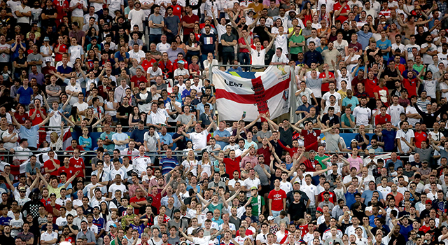 Hier gaat het er nog vredig aan toe op de tribunes tijdens Engeland - Rusland, maar de hevige rellen op straat verplaatsen zich uiteindelijk ook naar het stadion. Er worden serieuze vraagtekens gezet bij de veiligheidsmaatregelen van de UEFA en Engeland en Rusland vrezen door dreigende sancties zelfs even voor hun EK-deelname.