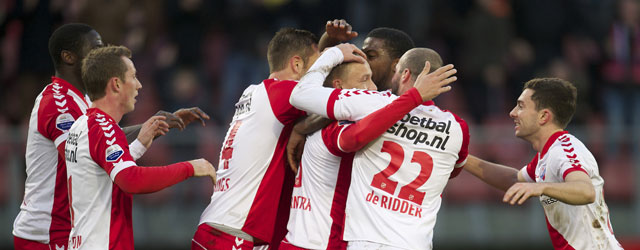 De spelers van FC Utrecht drommen samen om de 1-0 van Jens Toornstra te bejubelen.