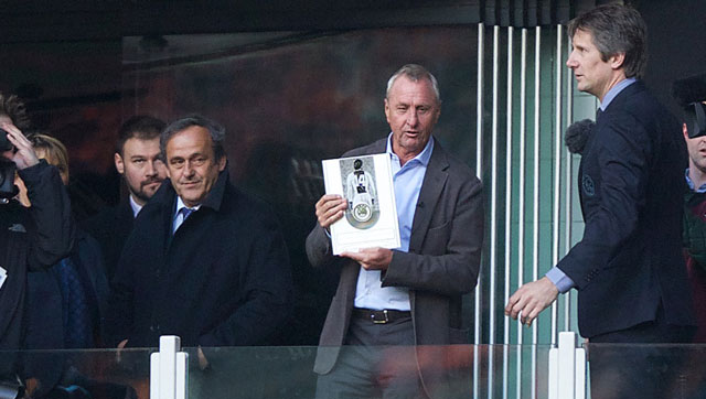 Johan Cruijff met zijn award. Links UEFA-voorzitter Michel Platini, rechts ex-doelman en huidig marketing-directeur van Ajax Edwin van der Sar.