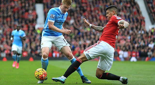 Marcos Rojo hield als linksback eerst Kevin De Bruyne en in de slotfase Jesús Navas in bedwang.