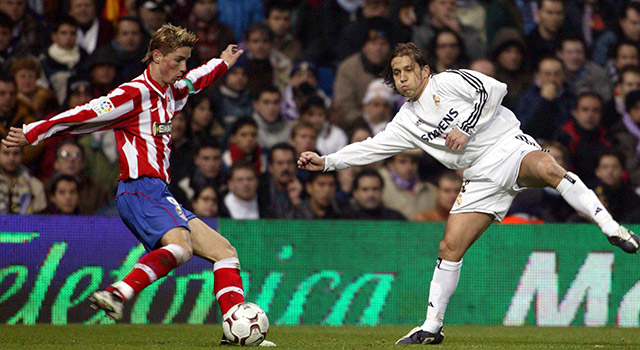 In zijn eerste Madrileense derby als aanvoerder neemt Fernando Torres het op 3 december 2003 op tegen Míchel Salgado. Torres zou dat seizoen negentien keer scoren in de Primera División, alleen in zijn eerste seizoen bij Liverpool was hij nog productiever.