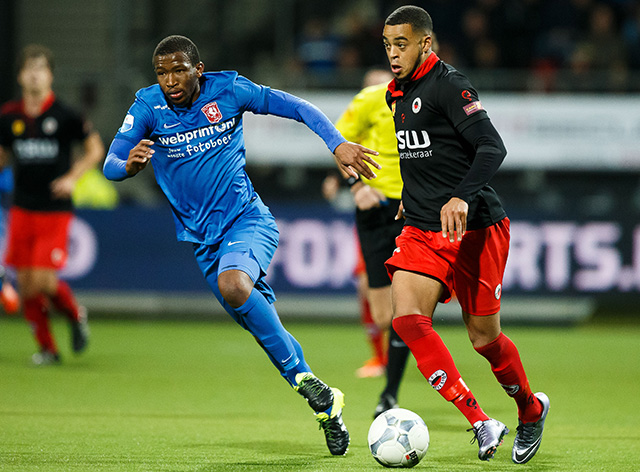 Brandley Kuwas begint aan één van zijn vele dribbels, de aanvaller is dit seizoen definitief doorgebroken in de Eredivisie.